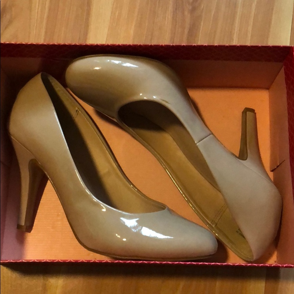 Nude patent heels size 8 Wide